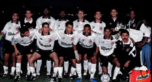 O elenco campeo da primeira Copa do Brasil do Corinthians