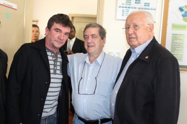 Em foto antiga, deputado Camarinha (ao centro), autor da CPI contra a FPF aparece ao lado de Sanchez