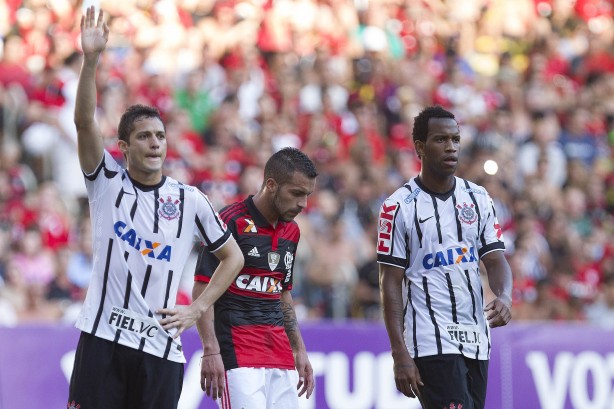 Anderson Martins est na mira do Corinthians, mas h obstculos