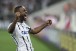 Ap�s gol, Love pede camisa 9: 'Estou � disposi��o'