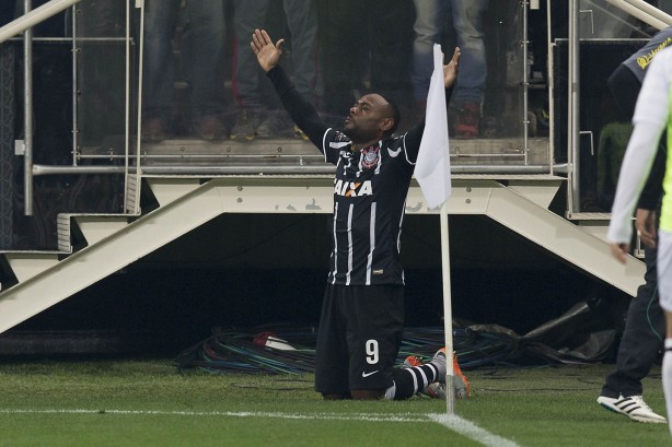 Love marcou o primeiro gol da vitria por 2 a 1 sobre o Figueirense