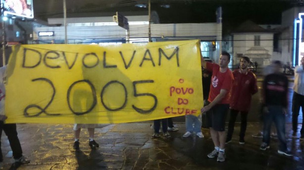 Quase dez anos depois, torcida do Inter faz protesto por ttulo
