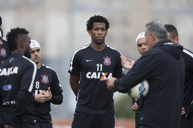 Tite conversando com jogadores do Corinthians durante o treino