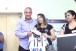Em evento social, Tite entrega fraldas em hospital em Itaquera
