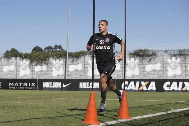 Arana segue se recuperando de leso no Corinthians