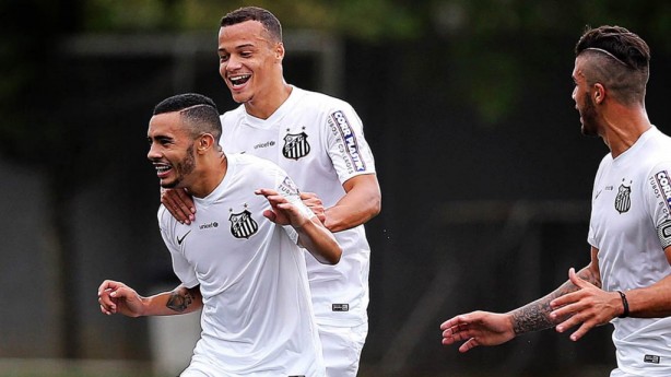 Claudinho, a esquerda, comemorando gol do Santos