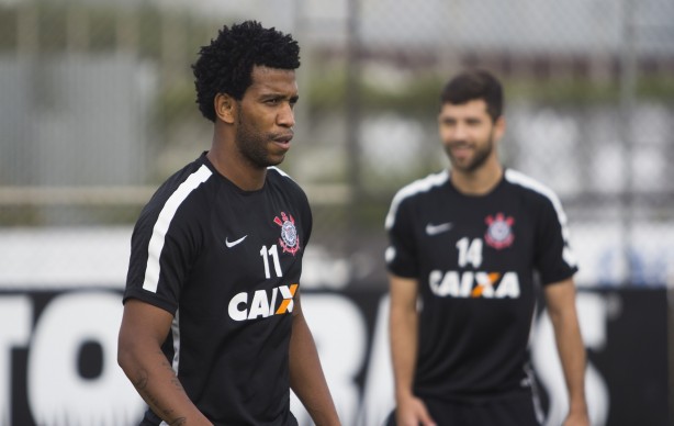 Gil e Felipe formam a dupla de zaga titular do Corinthians