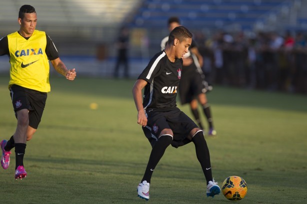 Matheus Pereira treina com o elenco profissional do Corinthians desde os 16 anos