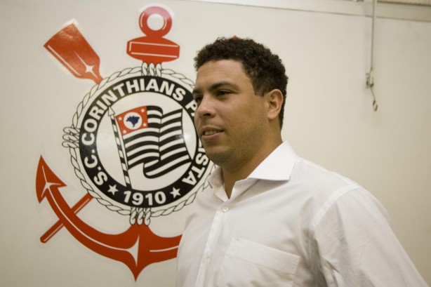 Ronaldo é quem se convidou para jogar no Corinthians