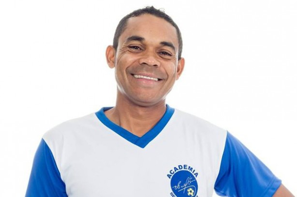 Aos 44 anos, Elivlton vive em um municpio de Minas Gerais, onde mantm uma escolinha de futebol