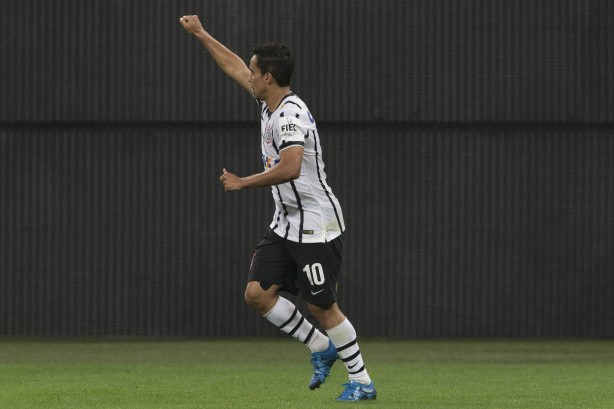 De pnalti, Jadson marcou o quarto gol do Corinthians sobre o Sport