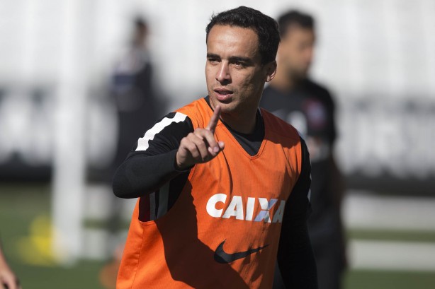 Em entrevista coletiva, Jadson descartou que o Corinthians seja favorito no clssico contra o So Paulo