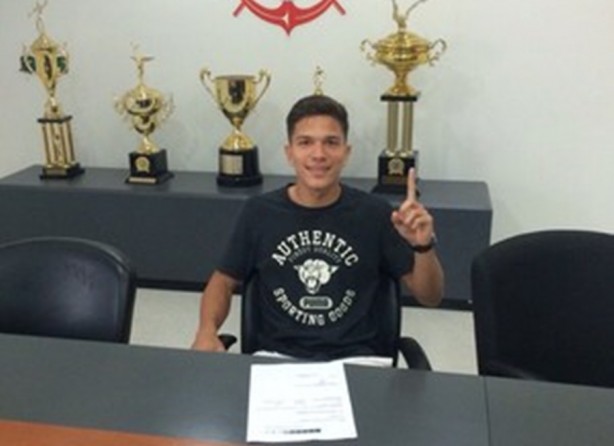 Isaac Prado assinou contrato com o Corinthians at fim de 2016