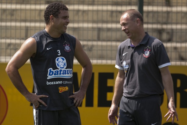 Mano Menezes e Ronaldo trabalharam juntos no Corinthians entre 2009 e 2010