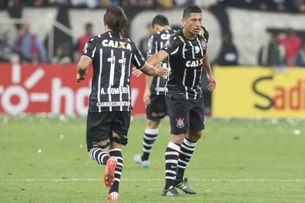 Opes - Romero e Ralf, antes reservas, entraram no duelo contra o Santos. Enquanto o volante demonstrou a raa de sempre, o paraguaio marcou o nico gol do Timo
