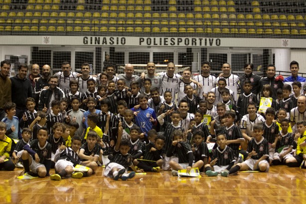 Os garotos das categorias menores receberam lbuns da Liga Nacional de Futsal, alm de pacotinhos e figurinhas de jogadores do Timo