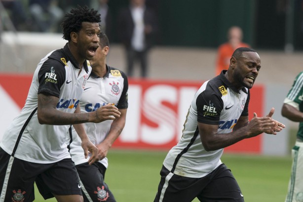 Love comemorando seu gol contra o Palmeiras, na campanha do ttulo brasileiro de 2015