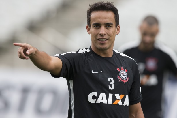 Destaque do meio-campo líder do Brasileirão, Jadson enfrentará o Atlético-MG