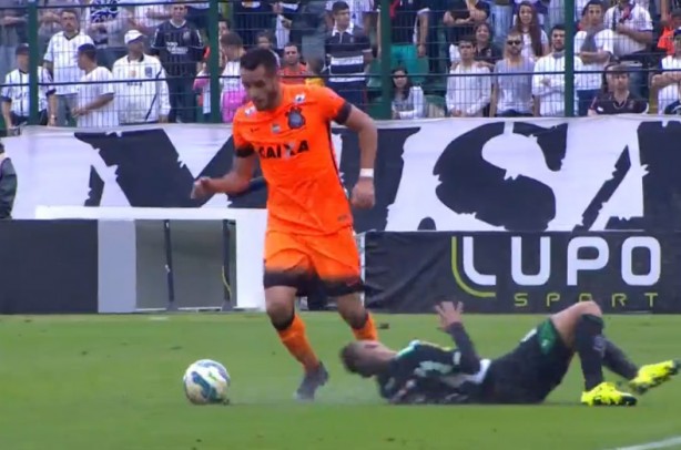 Em Florianpolis, Renato Augusto marcou um dos gols do Corinthians na vitria por 3 a 1 sobre o Figueirense