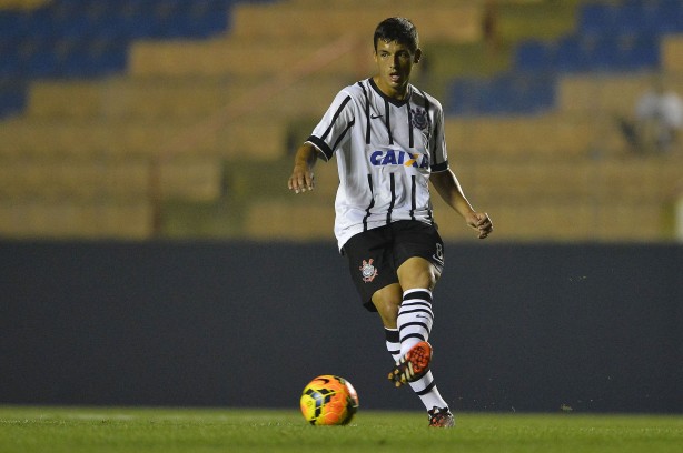 Emprestado  equipe Sub-20, o profissional Marciel marcou o nico gol do Corinthians na partida