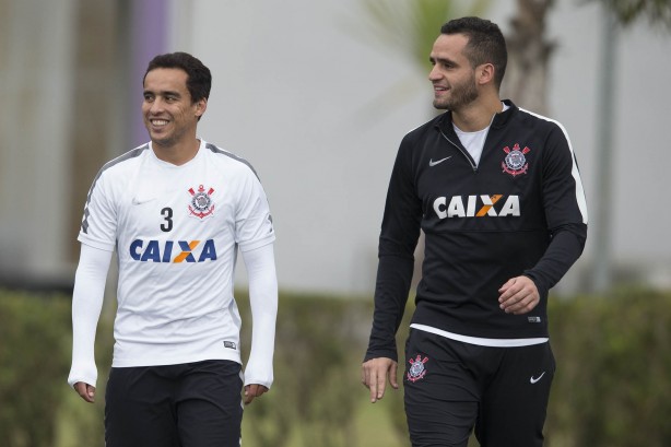 Entrosados dentro e fora de campo, Jadson e Renato Augusto formam uma das principais duplas do Brasileiro