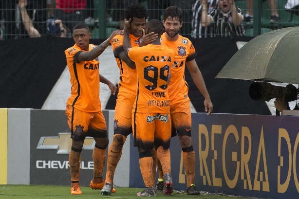 Gil marcou o segundo gol do Corinthians na partida