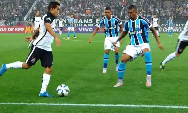 Jadson deu a assistncia do gol de Renato Augusto