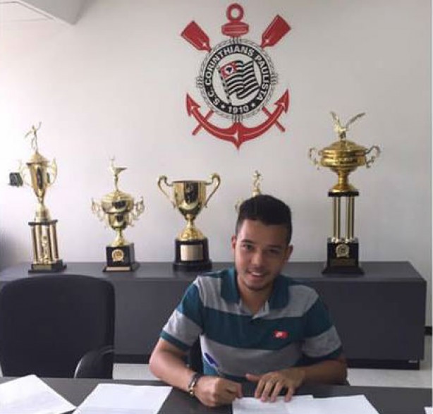 Jairinho assinou com o Corinthians no incio do ms