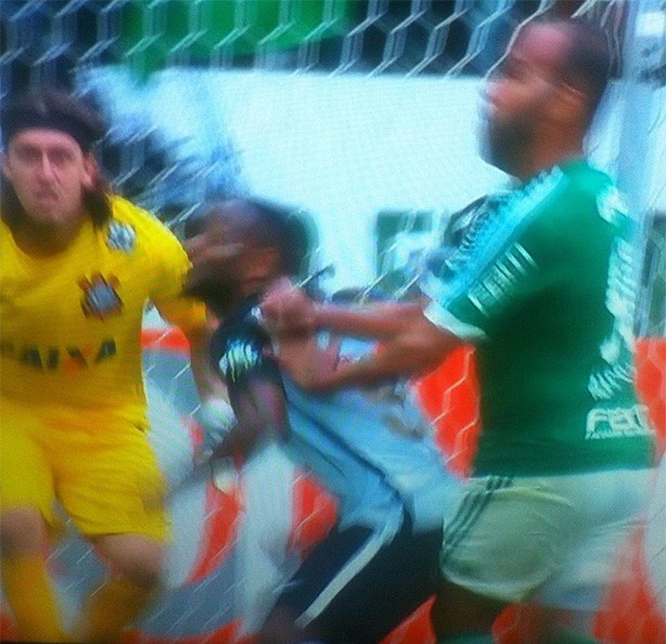 Love foi empurrado no lance do terceiro gol do Palmeiras