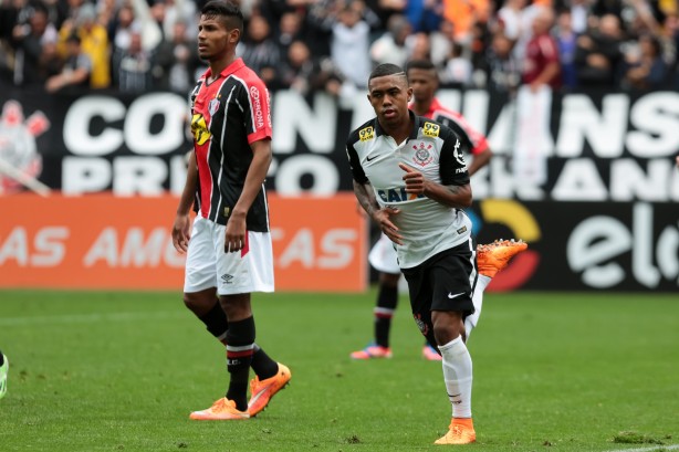 Preterido por Tite, Malcom saiu do banco de reservas para marcar o primeiro gol do Corinthians na vitria por 3 a 0 sobre o Joinville