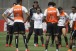 Em treino sem Arana, Tite mescla titulares e reservas