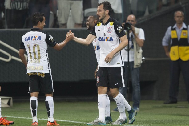 Após belo cruzamento de Jadson, Edu Dracena subiu de cabeça e abriu o placar na Arena Corinthians