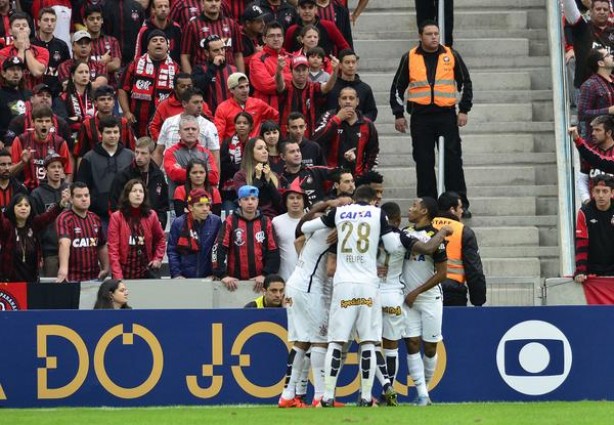 Vitória por 4 a 1 sobre o Atlético Paranaense em Curitiba fez parte da campanha positiva de 2015
