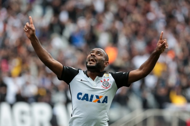 Com dois gols de Love, o Corinthians venceu o Atlético-PR por 4 a 1