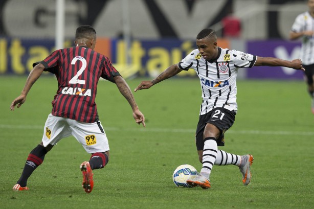 Com gols de Elias e Jadson, o Corinthians derrotou o Atltico-PR por 2 a 0 no primeiro turno do Brasileiro