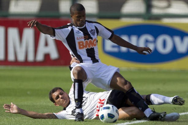 Fábio Santos relembrou partida contra o Atlético-MG, em 2011