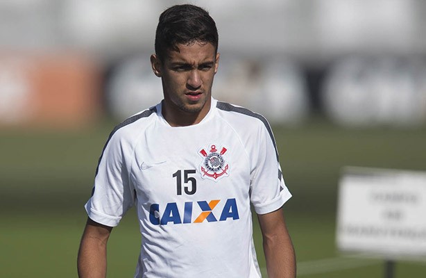 Matheus Pereira deve sair do Corinthians após apenas três jogos no time profissional