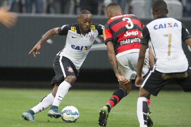 'Na raça' - Antes criticado, Vagner Love fez o gol da vitória do Corinthians sobre o Flamengo. Boa, centroavante!