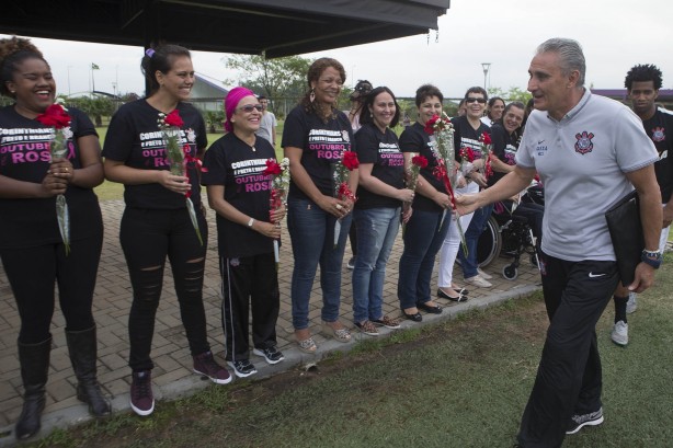 O Corinthians recebeu o grupo Meninas do Peito no CT