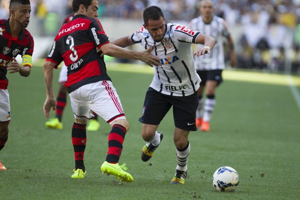 Renato Augusto é um dos jogadores que entram pendurados contra o Flamengo