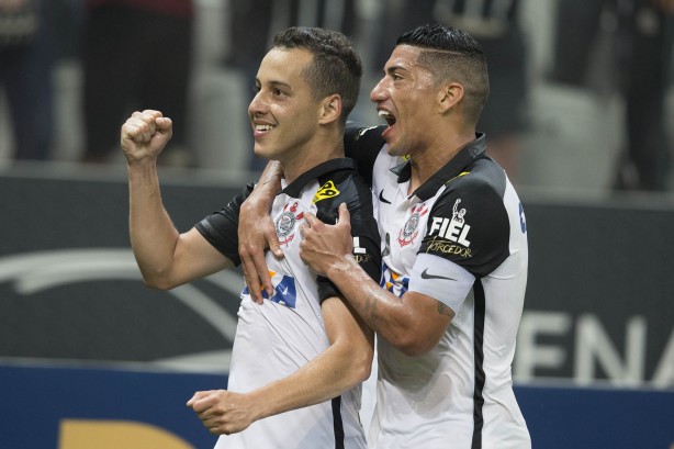 Rodriguinho fez o terceiro gol do Corinthians contra o Goiás