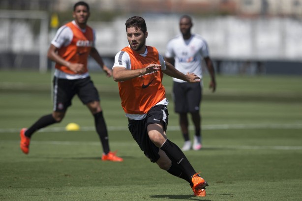 'Sol forte' - De volta aos treinos, o Corinthians contou com forte calor nesta quinta-feira. Duelo contra o Goiás acontece na próxima semana