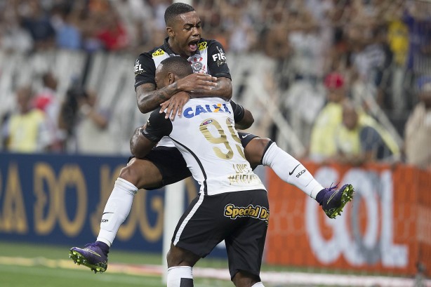 'Tá ruim?' - Malcom e Vagner Love demonstraram entrosamento no segundo gol do Corinthians sobre o Goiás. Ponto pra dupla!