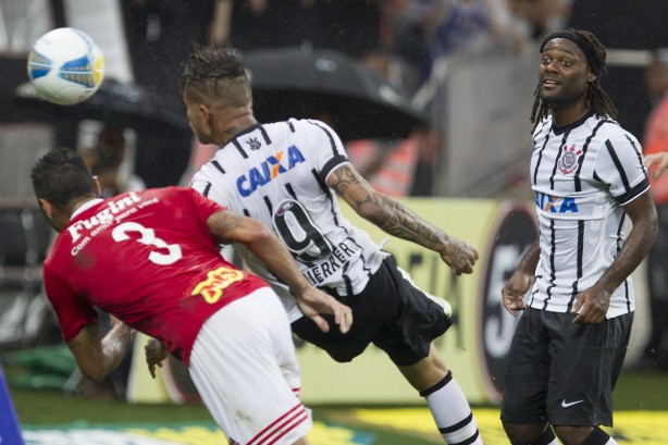 Vagner Love e Guerrero em ação na vitória por 2 a 1 sobre o Botafogo-SP, pelo Campeonato Paulista