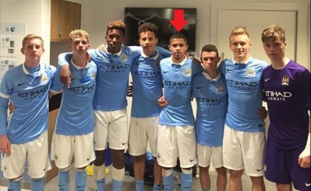 Vitinho com a camisa do Manchester City durante amistoso