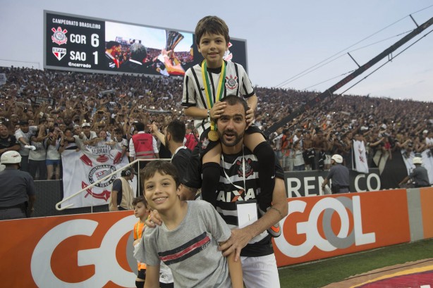 Danilo festeja sexto trofu pelo Corinthians ao lado dos filhos