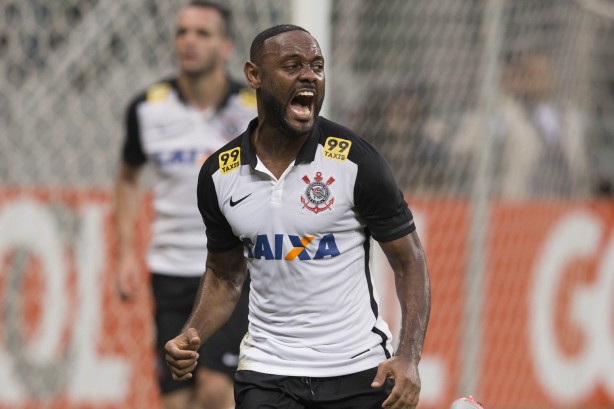 Love marcou o gol do título do Corinthians na noite desta quinta-feira