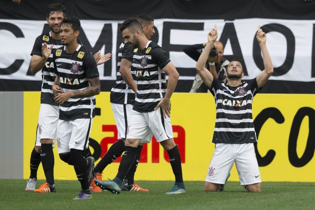 Com equipe mista, Corinthians massacrou o So Paulo na Arena e fechou o ano do ttulo com 'chave de ouro'