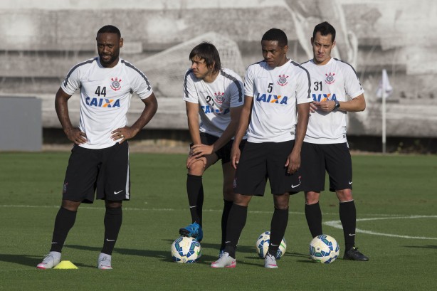 Corinthians dever jogar com Romero e Love contra o Sport