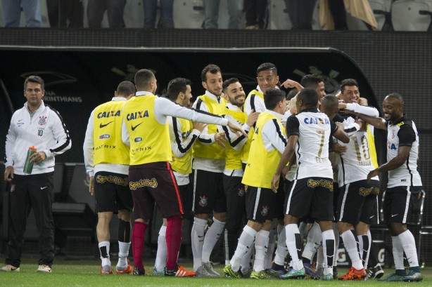 Corinthians venceu o Coritiba por 2 a 1